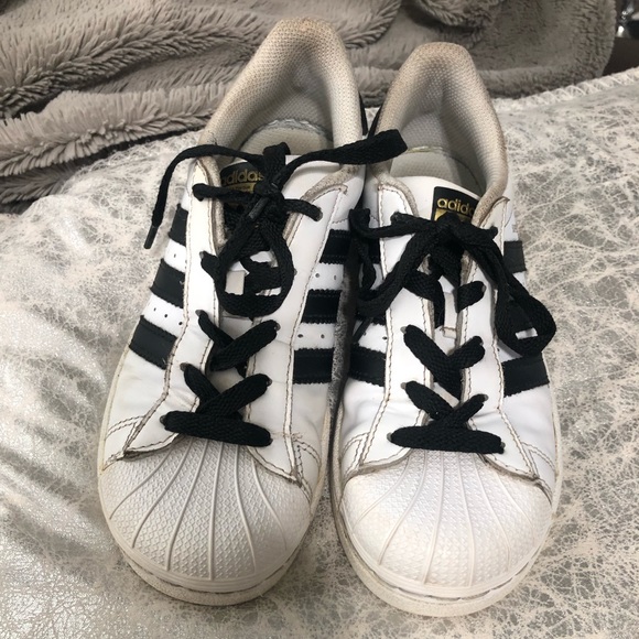 ⭐️5/$25⭐️ Kids Adidas Superstars gym shoe Sz. 2 - Picture 3 of 8